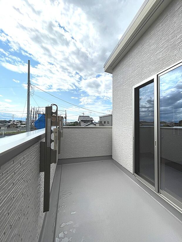 【【3号棟バルコニー】】広めのバルコニーは南向きで日当たりも良好！ 洗濯物やお布団を一度にたくさん干すことができて、家事の効率がアップします！