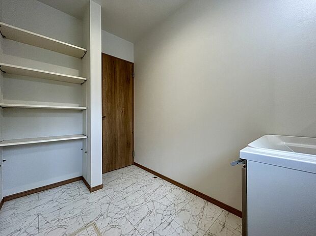 【【1号棟　洗面所　収納】】可動棚付きの洗面所収納は、タオルや日用品のストックをすっきり収納できます！着替えも置けて、入浴前の準備もスムーズにできて便利ですね！