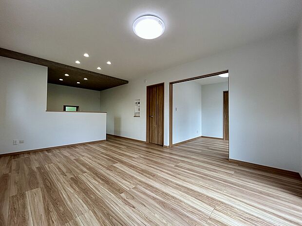 【【1号棟　LDK】】隣接する洋室と一体利用が可能なリビング。ライフステージに合わせて広さを調整できる、使い勝手のいい空間。