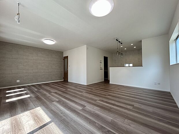 【【1号棟 リビング】】広々２１.７帖リビングダイニングで家族が集える家