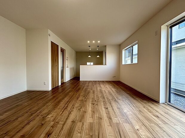【【２号棟 リビング】】LDKの大型間取で自然な心地よさが広がる住空間！ 木目調のフロアが空間に温かみを与え、リラックス効果も高まります♪