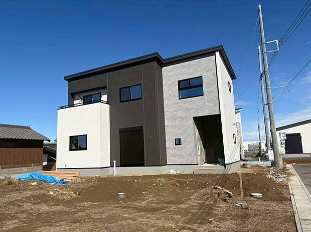 【【4号棟　外観】】落ち着いたツートーンカラーが魅力の4号棟は、モダンで飽きのこないデザイン！広々としたカースペースの確保も可能で、ゆとりをもって日々の暮らしを楽しめますね！