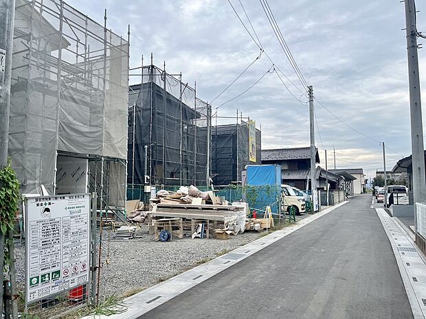 【【岡第12期 前面道路含む現地外観】】※令和7年9月時点