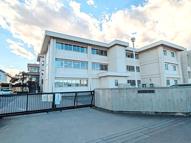 足利市梁田小学校(約1,000m)