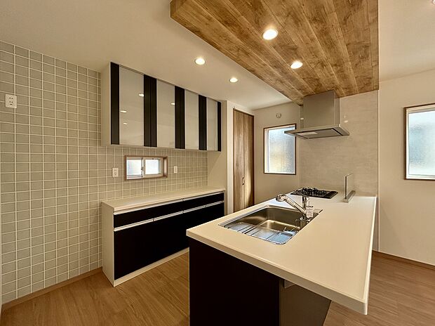 【【1号棟 キッチン】】食洗器と豊富な収納が付いている機能的なキッチン。上下収納のカップボード付き!