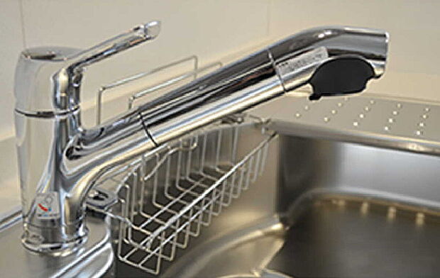 【【安心安全は身体を作る水から　浄水カートリッジ一体型水栓】】浄水カートリッジ一体型のシャワー水栓。
広めのシンクでも掃除がしやすいシャワーノズルを採用し、お手入れラクラクの環境を整えました。
※施工例
