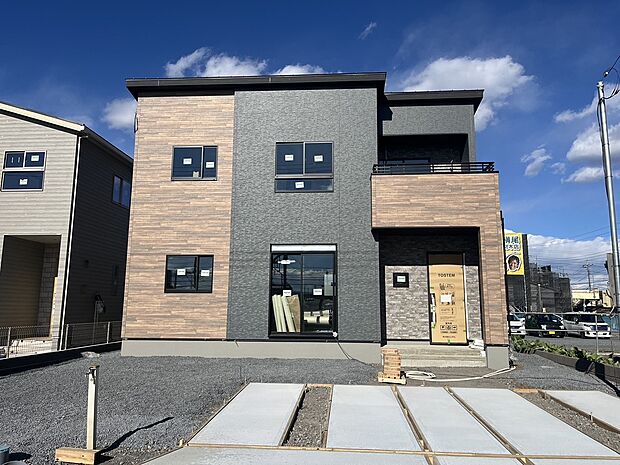 【【2号棟 現地外観】】敷地面積:187.50 m2(56.71坪)
建物面積:102.93 m2(31.07坪)※令和7年11月時点