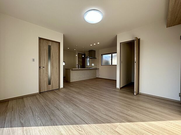 【【1号棟 リビング】】南側の大きな窓から明るい光が差し込む16.7帖のファミリーラウンジ！開放感があり、ご家族が自然と集まる居心地の良い空間です！