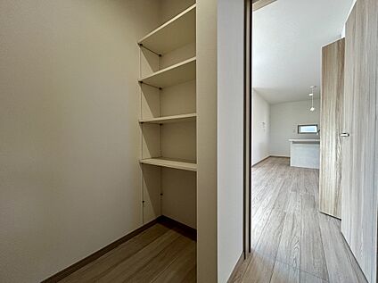 【1号棟 廊下収納】
