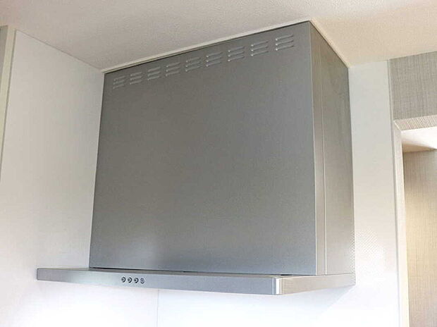 【夏の強い日差しをカットし、冷房効果を高めます。冬は室内の熱を】凹凸が少なく手入れしやすいフラットスリムレンジフード。
清流版の活用で効率よく煙を集め、内部シロッコファンで効果的に外部へ排煙する作り。
※施工例
