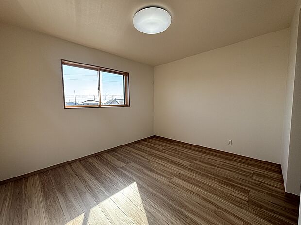 【【1号棟　主寝室】】南に面した日当たり抜群の主寝室！