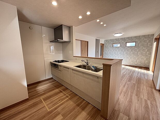 【【1号棟　キッチン】】w2550の広さがあるシステムキッチン！
シンク・作業スペースもしっかり確保されているので使いやすいです。