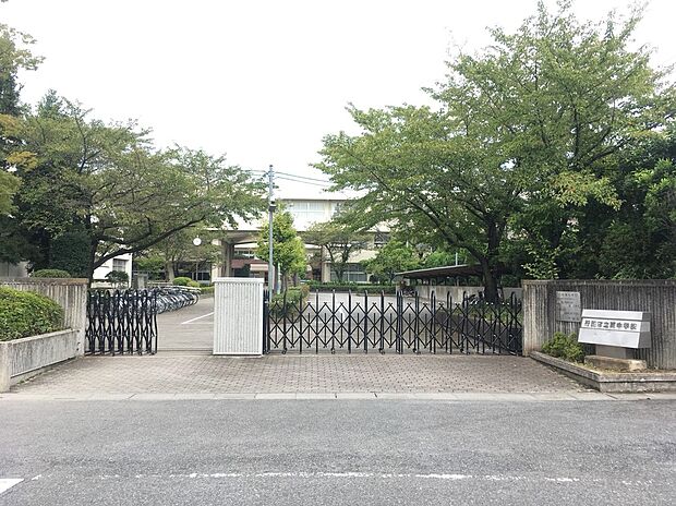 行田市立西中学校(約350m)