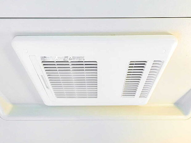 【【雨の日も安心 浴室換気乾燥暖房機】※施工例】雨の日も安心な浴室換気乾燥暖房機付き。
コンパクトスリムな形状でお掃除の手間もかかりにくい嬉しい仕様となっております。