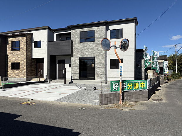 【【2号棟　外観写真】】周辺も同世代のご家族が多く住む住宅街！子育て環境も整っており、お子様同士の新しいお友達もできやすい環境です！