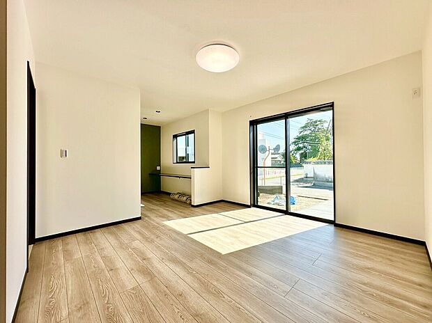 【【2号棟　ファミリーラウンジ】】陽光あふれる16.7帖のファミリーラウンジは、大きな窓からたっぷりの光を取り込みます！開放感あふれる空間で毎日が充実します！