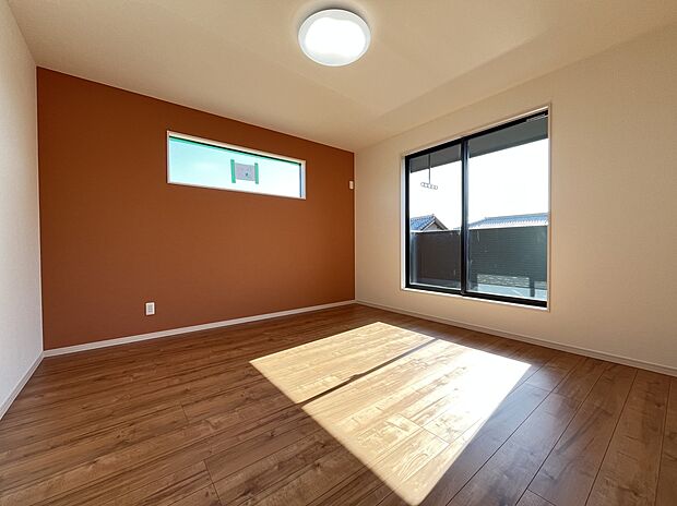 【【3号棟　主寝室】】8帖の主寝室は大きなベッドを置いてもゆとりがあります！大型WICに衣類をまとめて収納できるため、お部屋はいつも広々♪