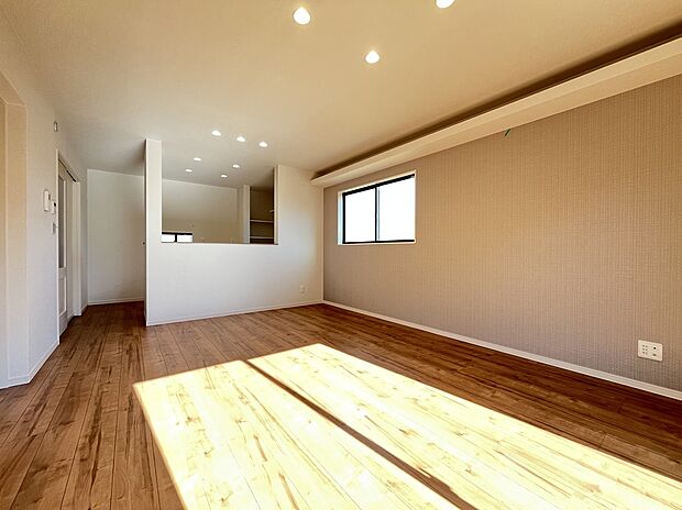 【【3号棟　LDK】】15.7帖のLDKはキッチンから全体が見渡せる安心設計です！お料理中もお子様の様子を確認しやすく会話も弾みますね。