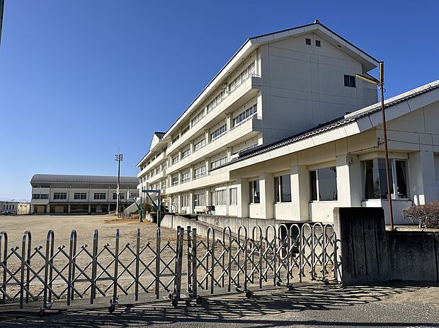 伊勢崎市立境南中学校（約900m）