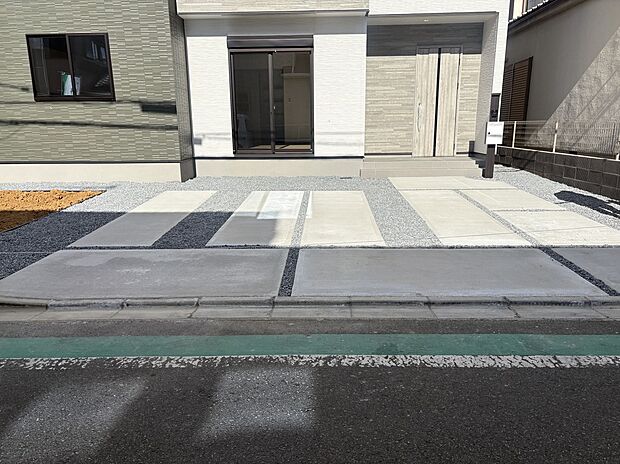 【【駐車スペース】】並列でゆったり2台駐車可能な広々としたカースペースです！お友達が遊びに来た際や、将来お子様が車を持つようになっても安心の広さで、毎日の出し入れもストレスフリーですね♪