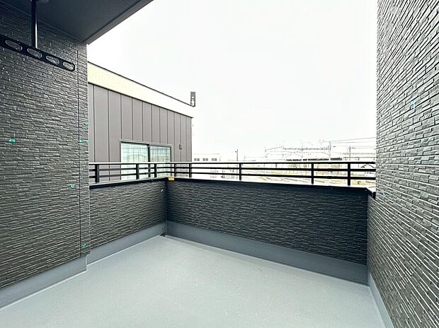 【1号棟/インナーバルコニー】主寝室から出入り可能なインナーバルコニー!屋根がしっかり出ているため、ちょっとした雨予報でも安心して洗濯物を干すことができます♪