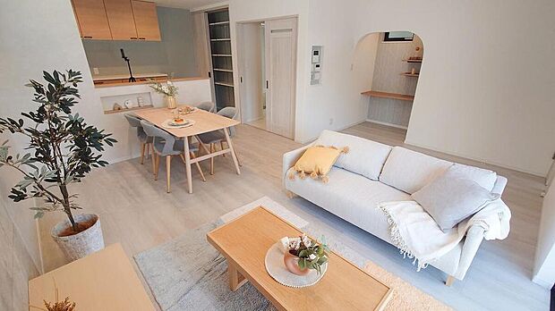 【当社施工例】リビング
キッチンから、リビングにいるご家族の、心地良い気配が感じ取れる間取りです。LDKから、洗面所・浴室への移動がしやすく、家事動線良好です。