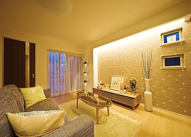 【当社施工例】リビング
日中は自然光、夜は温かみのある間接照明の光に包まれるリビング。ダイニングとゾーニングできる設計だと、食事後ご家族でゆっくりとコミュニケーションを取って頂けます。