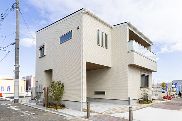 【現地外観】
小学校まで徒歩9分、中学校まで徒歩3分。お子様の通学負担も少ない立地です。スーパーやドラッグストアも身近に揃い、暮らしやすい住環境が整っています。