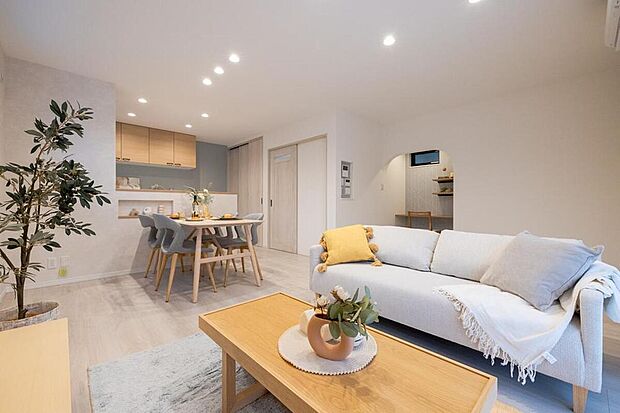 【【当社施工例】リビング】キッチンから、リビングにいるご家族の、心地良い気配が感じ取れる間取りです。LDKから、洗面所・浴室への移動がしやすく、家事動線良好です。