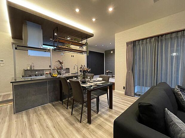 【【当社施工例】リビング】リビングからキッチンや小上がり和室を見渡せて、立体感のある空間です。ご家族の存在を身近に感じながら、ゆったりと過ごすことができます。