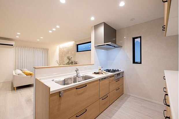 【【当社施工例】キッチン】リビング側上部に遮るものがなく、広々と視界が開けています。開放感がありますので、孤立感なくご家族とお顔を合わせながら家事がこなせます。