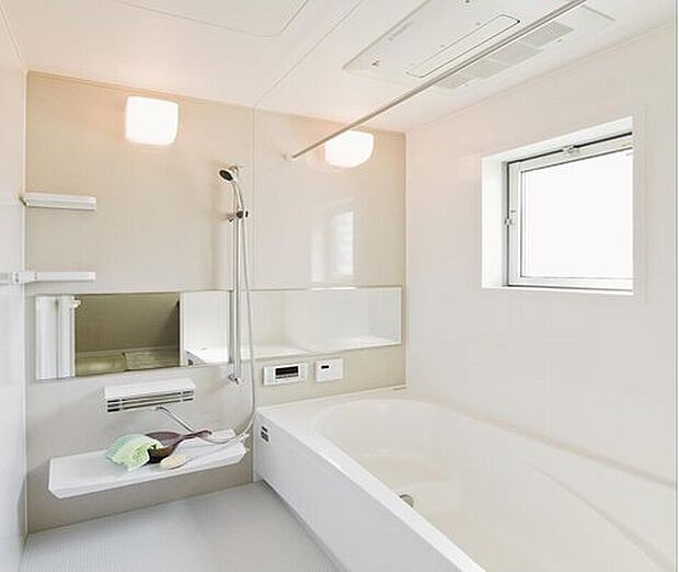 【【当社施工例】浴室】明るく清潔感溢れる浴室です。一日の疲れをゆっくりと癒せます。シャワーは高さを調節でき、家族の身長に合わせて快適に使用できます。