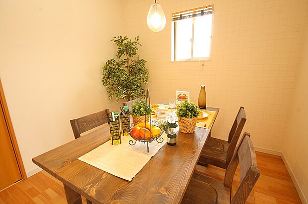 【【当社施工例】ダイニング】ダイニングスペースは、お好みのテイストにアレンジしやすい内装です。毎日使う場所だからこそ、お好みのデザインでご家族の皆様がリラックスできる空間を◎