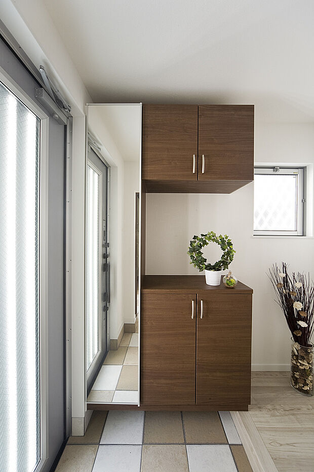 【【当社施工例/玄関】】玄関収納は掃除がしやすいフロート式です。見える床面積が広くなることにより、空間を広く感じさせる効果もあります。姿見付きでお出かけ前の身だしなみチェックも可能です。