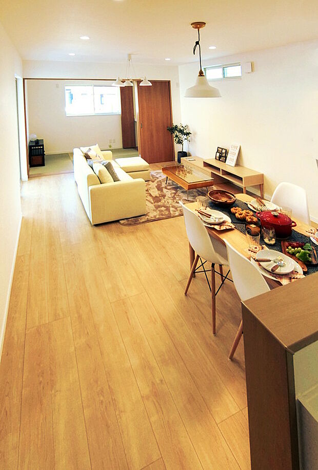 【 【当社施工例】リビング】お好みのレイアウトを考えやすい内装です。窓が多く、採光・風通しの良い空間。隣接する和室を開放すると、大空間として使用できます。