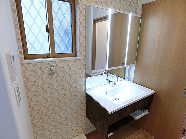【 【当社施工例】洗面室】モザイク柄のアクセントクロスがおしゃれな、デザイン性の高い洗面室。開閉できる窓があり、自然換気が可能で湿気がたまりにくいです。防犯面に考慮し、窓に面格子を設置しています。