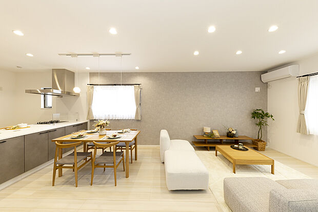 【【LDK/約19.2帖】】南を含む3面採光のLDK。陽光がたっぷりと差し込み、通風も良好な団らん空間。一部が吹抜けになっており、開放感があります。