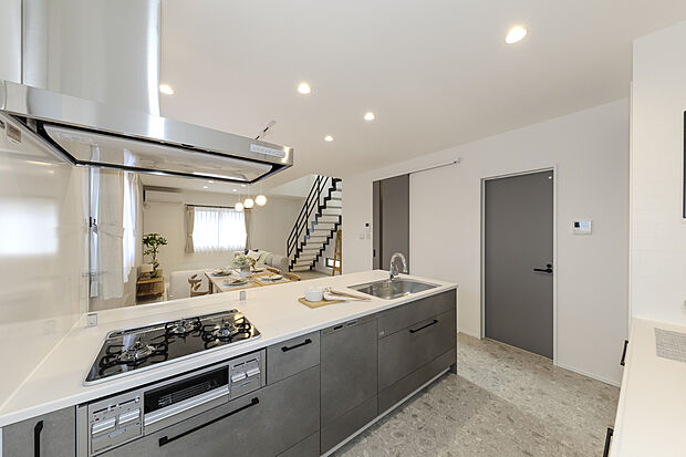 【【キッチン】】ご家族と会話が弾む対面式キッチン。配膳や片付けがカウンター越しにでき、動線良好です。食器洗乾燥機搭載で、家事をサポートします。