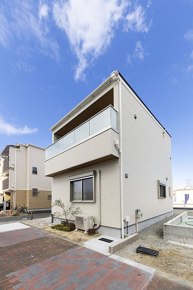 【【外観】】大阪メトロ「長原」駅まで徒歩10分。程よく離れた距離で、駅近の利便性も落ち着いた住環境もどちらも享受できる立地です。駅前には「そよら長原駅前」がオープンし、ますます便利になっています。