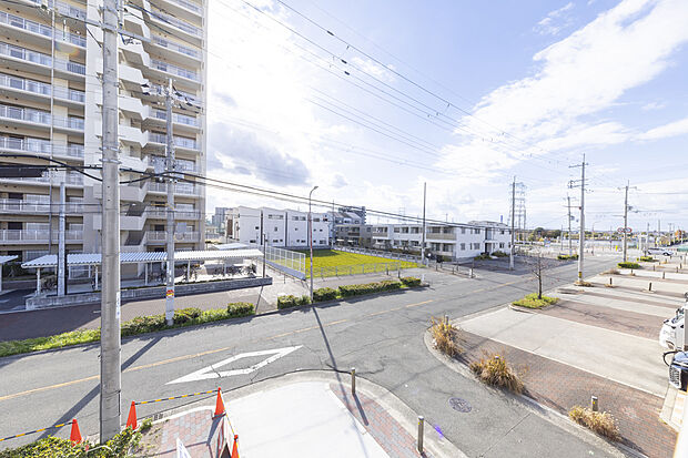 【【現地からの眺望】】南側の前面道路は幅員約22m。前面の建物と距離があるので、陽光が遮られることなく降り注ぎます。