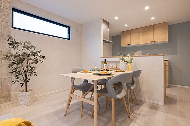 【【当社施工例】ダイニングキッチン】高窓から豊かに自然光が差し込みます。外からの視線が気になりにくいため、ご家族ご一緒にゆったりとお食事をお楽しみいただけます。