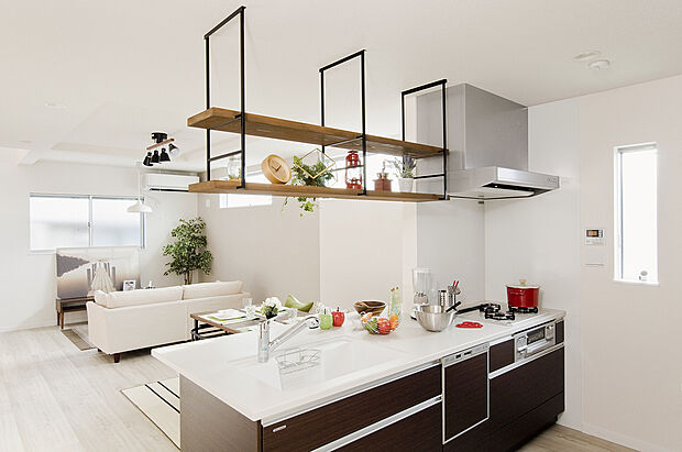 【【当社施工例】キッチン】ご家族と会話が弾む対面式キッチン。配膳や片付けがカウンター越しにでき、動線良好です。オープンシェルフが採用されていますので、開放感があります。ディスプレイを楽しみながら、収納可能です。