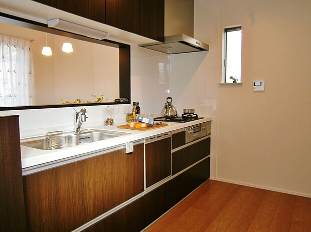 【【当社施工例】キッチン】システムキッチンのワークトップ下は引き出し式収納で、重い物や奥の物の取り出しをスムーズに行えます。キッチン内は小窓からの光が入り、調理中も効率的に換気ができます。