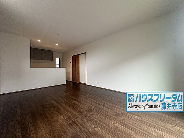 【【リビング】】家族の一体感を感じられる広々スペース！約16.5帖の空間で、ご家族のコミュニケーションをお楽しみ下さい♪お客様のお問合せお待ちしております♪