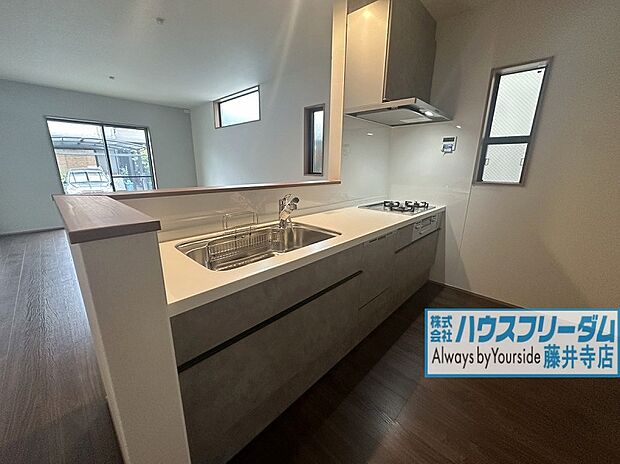 【【キッチン】】対面式キッチンでお料理をしながらお子様が遊んだり、勉強している姿を確認できます！ 