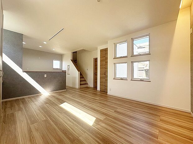 【リビング】大切な家族が集まるからこそこだわりたいLDK。
リビング階段でご家族のコミュニケーションばっちり。
