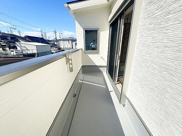 【バルコニー】日当たりと風通しがとても良いバルコニーで洗濯物もゆったりと干せそうです。