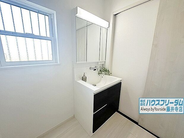 【【洗面台・洗面所】】清潔感のある洗面♪
ぴかぴかの新築で新生活を始めませんか♪
実際に現地ご覧いただけますのでお気軽にお問合せください!
お客様からのお問合せを心よりお待ちしております!