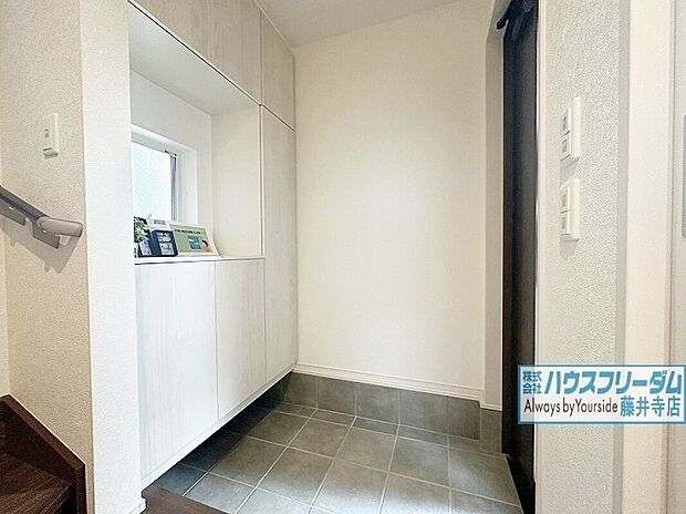 【【玄関】】広々とした玄関です!
大容量のシューズボックスがありますのですっきりと片付けることができます!
ご家族でお出かけの際にも焦らずに準備できそうですね♪
お気軽にお問合わせください!