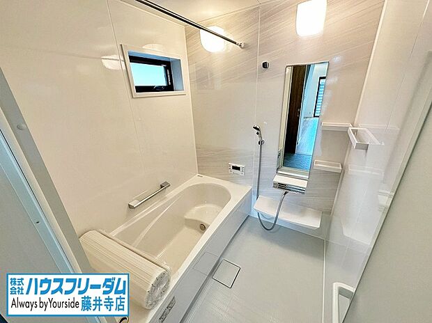 【浴室暖房乾燥機付きの浴室♪( 同形状・同仕様)】ご家族の1日の疲れを癒してくれる一坪タイプの浴室。
毎日のバスタイムが楽しみになりそうですね。